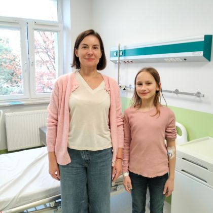 rodzina śpiewająca hymn