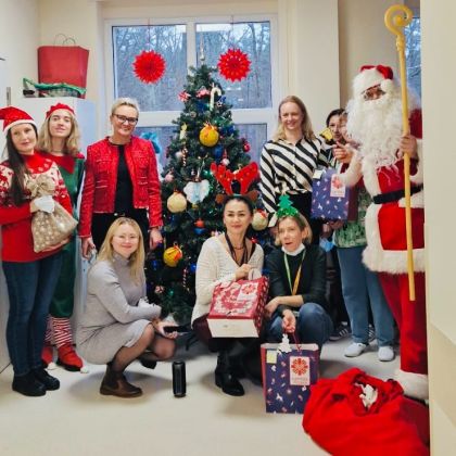 zdjęcie grupowe z mikołajem