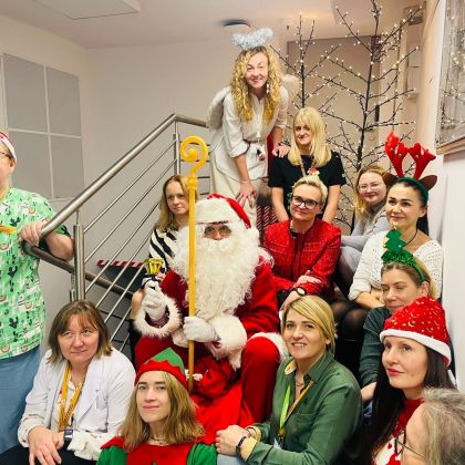 zdjęcie grupowe z mikołajem