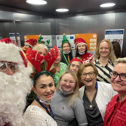 zdjęcie grupowe z mikołajem