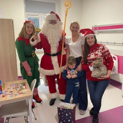 zdjęcie grupowe z mikołajem