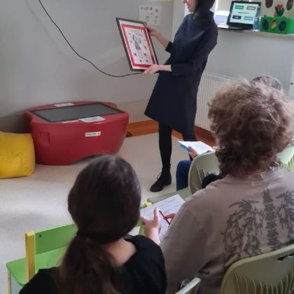 Autorka książki z widownią Autorka książki z widownią