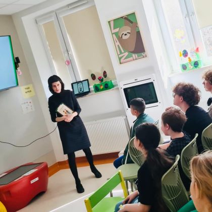 Autorka książki z widownią Autorka książki z widownią