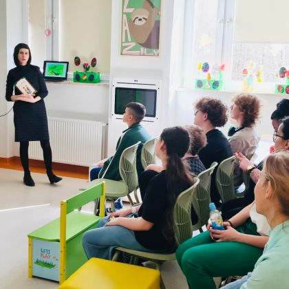 Autorka książki z widownią Autorka książki z widownią