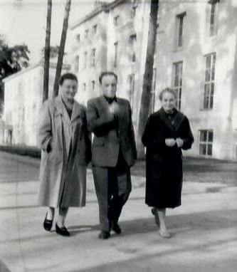 Jan Rybak z żoną Weroniką (z lewej). Teren Sanatorium Przeciwgruźliczego 1959 r.